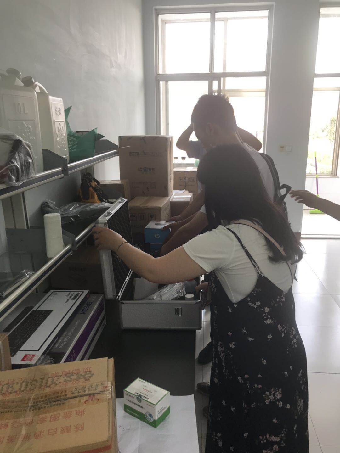 我司人員前往山東醫(yī)療器械有限公司進行儀器培訓(xùn)和指導(dǎo)工作(圖1)