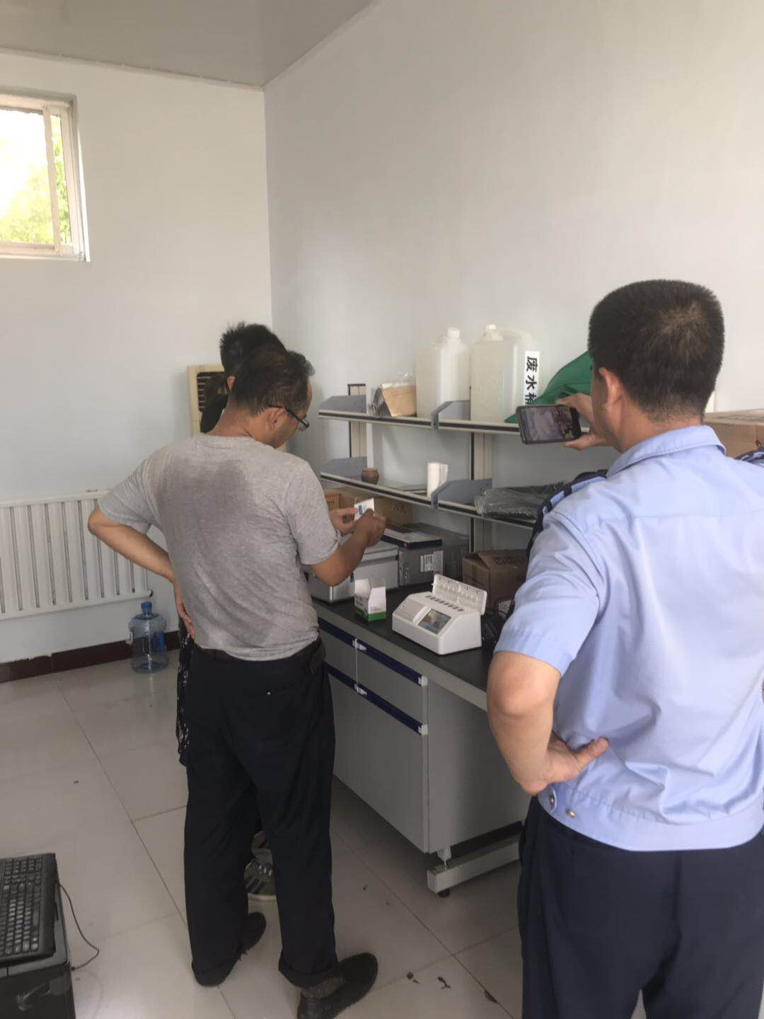 我司人員前往山東醫(yī)療器械有限公司進行儀器培訓(xùn)和指導(dǎo)工作(圖3)