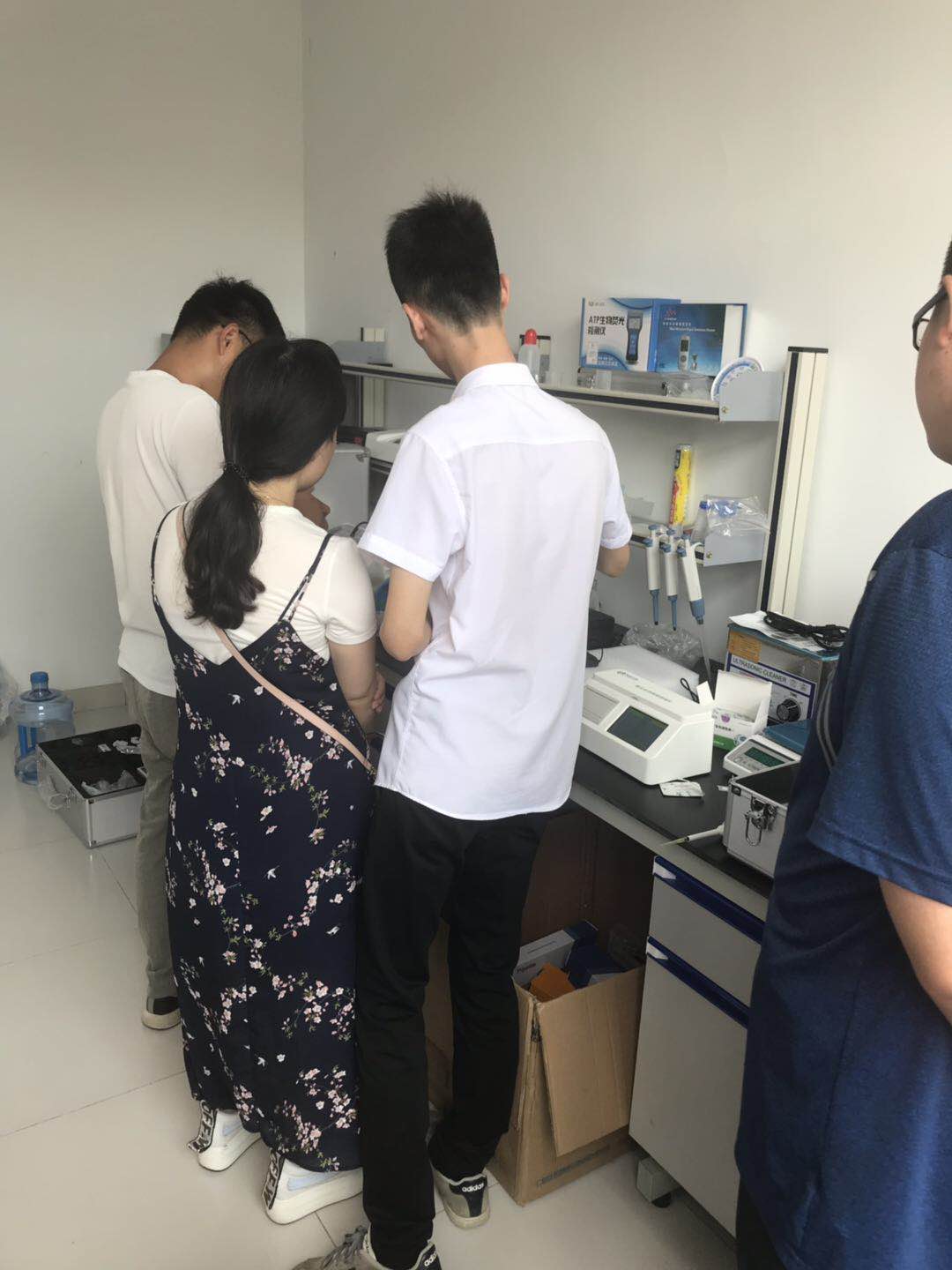 我司人員前往山東醫(yī)療器械有限公司進行儀器培訓(xùn)和指導(dǎo)工作(圖2)